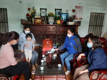 Trường Mầm non Thị Trấn Kim Bài tặng quà cho các cháu có hoàn cảnh khó khăn trong dịp tết Nhâm Dần
